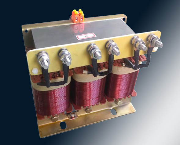 TKSG/TKDG濾波電抗器通過(guò)的是交流電流，它與濾波電容器串聯(lián)使用，組成諧振電路，使其在規(guī)定的頻率點(diǎn)上諧振，濾指定的高次諧波；同時(shí)還可實(shí)玖電力系統(tǒng)的無(wú)功補(bǔ)償和…
